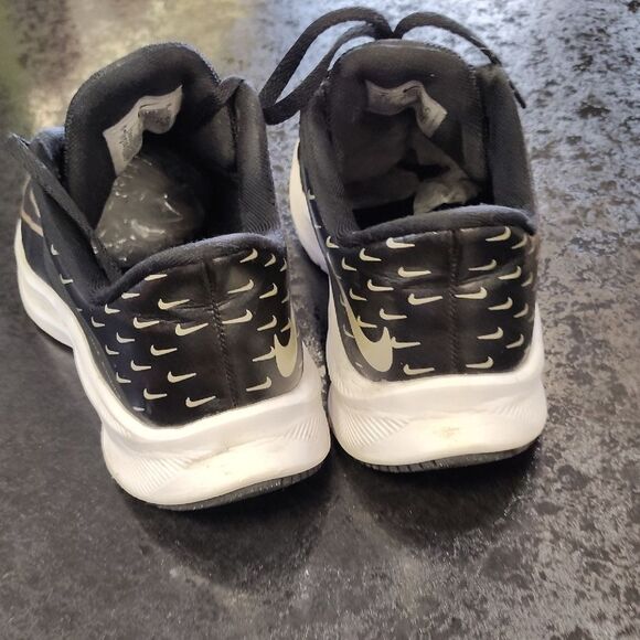 Nike Men's Black and Gold Athletic Shoes - Picture 4 of 5